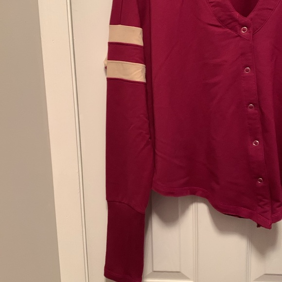 In Beautiful Condition Free People Size M cute top with thumb whole - Picture 3 of 5